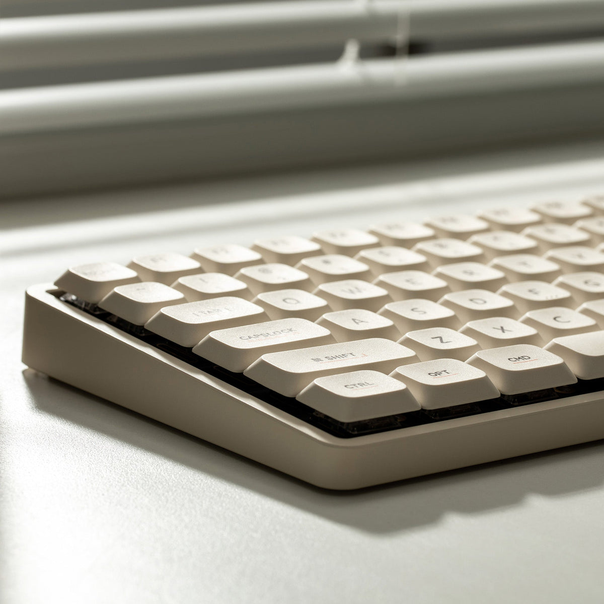 Magi96 Ochre White aluminium case and low-profile side view